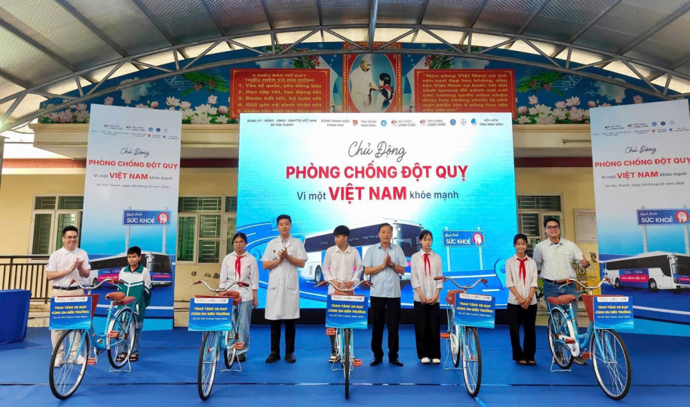 Khám bệnh, tư vấn và cấp phát thuốc miễn phí cho người dân