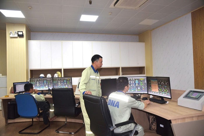 Anh Phạm Ngọc Thanh, Trưởng ca Phân xưởng Nhiệt điện, Công ty Nhôm Đắk Nông - TKV thường xuyên hướng dẫn, nhắc nhở đồng nghiệp trong quá trình vận hành thiết bị