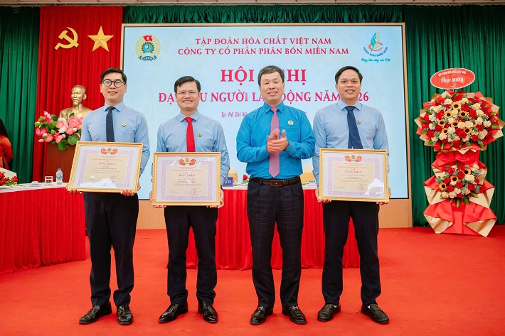 khen thưởng người lao động 9