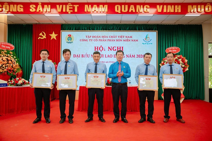 khen thưởng người lao động 10