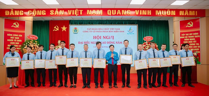 khen thưởng người lao động 11