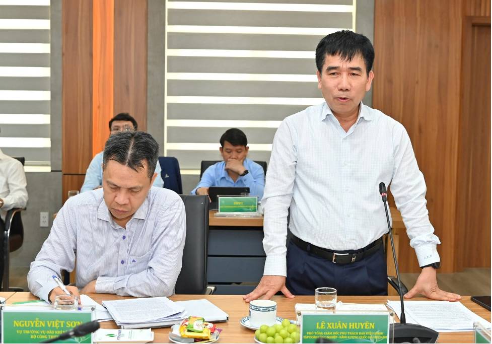 Phó Tổng giám đốc phụ trách Ban điều hành Petrovietnam Lê Xuân Huyên phát biểu tại buổi làm việc