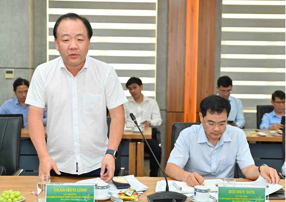 Cục trưởng Cục Quản lý và Phát triển thị trường trong nước Trần Hữu Linh phát biểu tại buổi làm việc