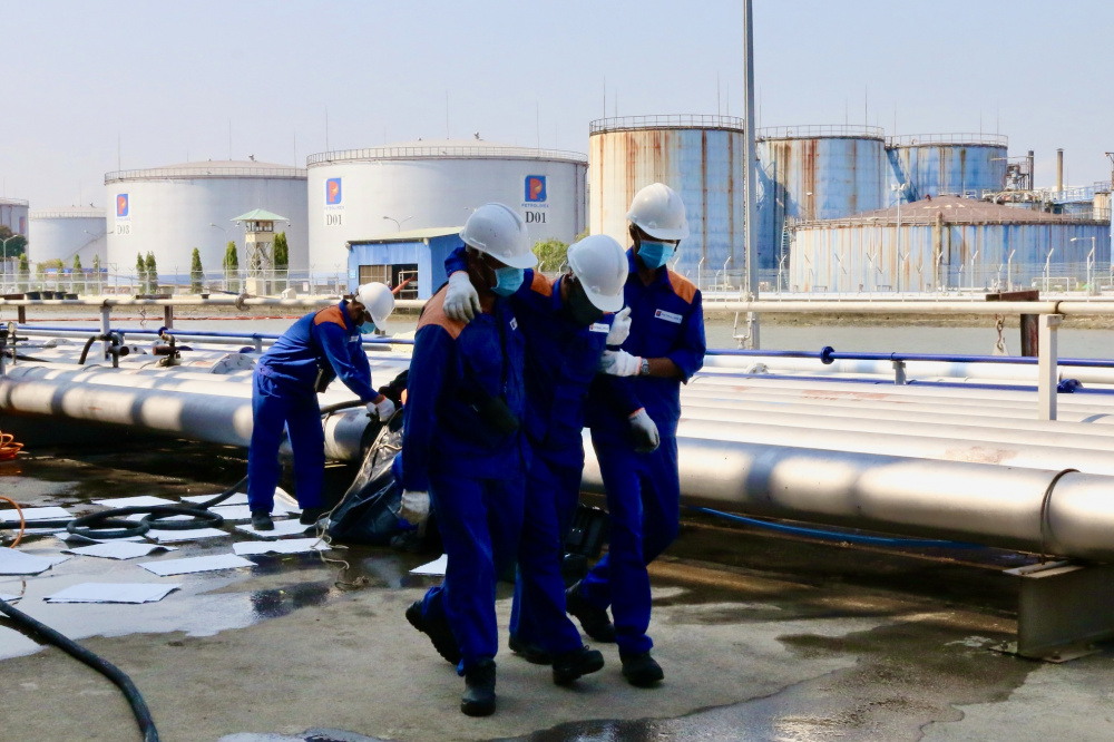 ứng phó sự cố tràn dầu 11