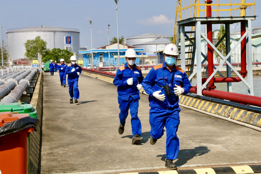 ứng phó sự cố tràn dầu 4