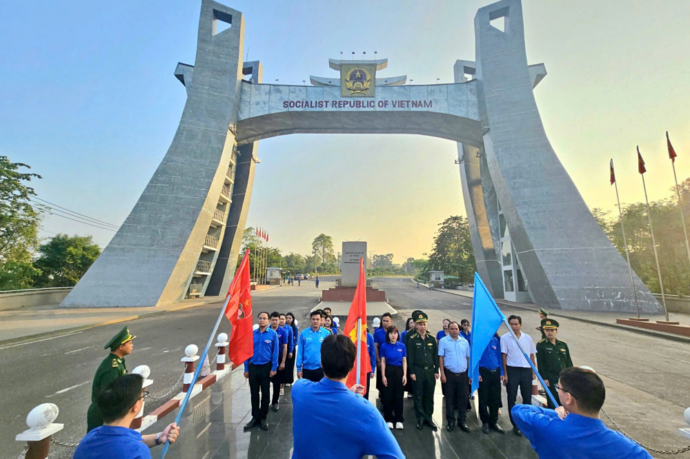 Lễ chào cờ “Tôi yêu Tổ quốc tôi” kết hợp tham quan, tìm hiểu lịch sử hình thành Cửa khẩu Quốc tế Lệ Thanh