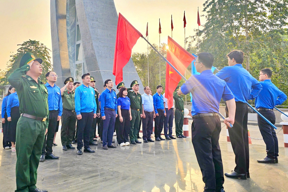 Lễ chào cờ “Tôi yêu Tổ quốc tôi” kết hợp tham quan, tìm hiểu lịch sử hình thành Cửa khẩu Quốc tế Lệ Thanh