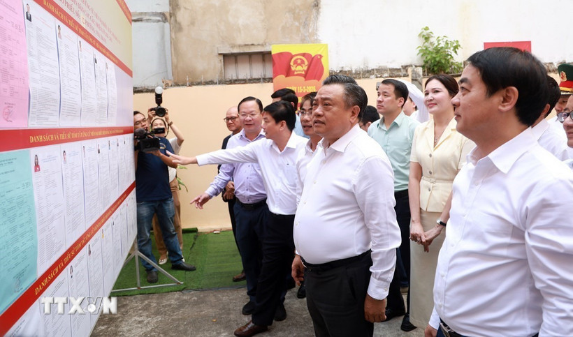 Đoàn giám sát, kiểm tra của Ủy ban Thường vụ Quốc hội, Hội đồng bầu cử Quốc gia kiểm tra thực tế tại khu vực bỏ phiếu số 12, phường Nha Trang, Khánh Hòa. (Ảnh: Xuân Triệu/TTXVN)