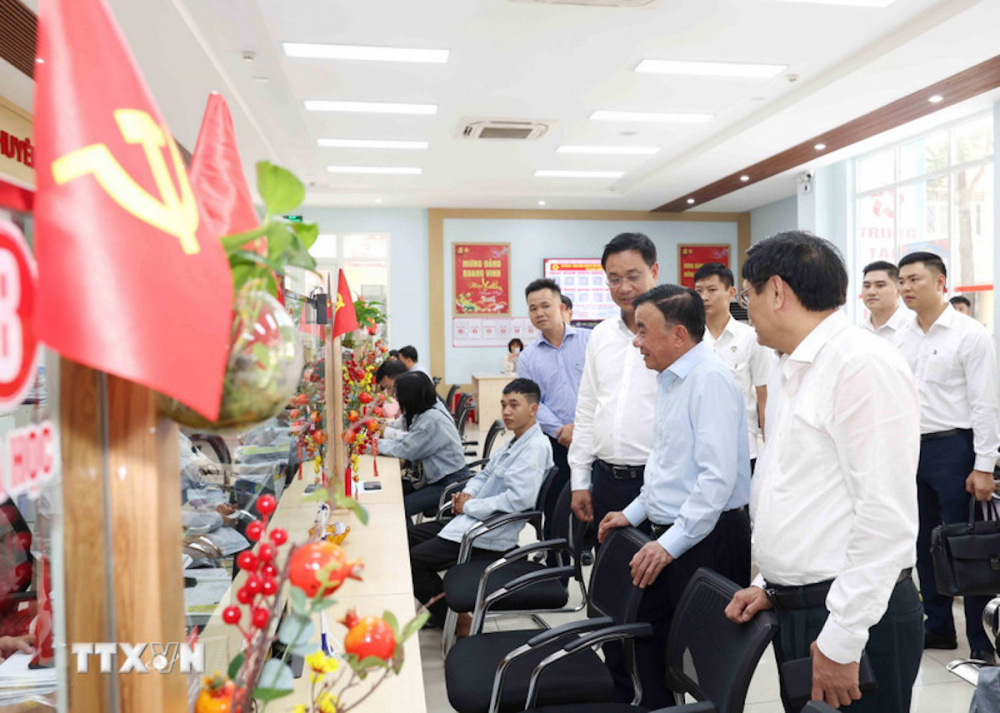 Cử tri bày tỏ ý kiến, nguyện vọng với các ứng cử viên Đại biểu Quốc hội khóa XVI. (Ảnh: TTXVN)