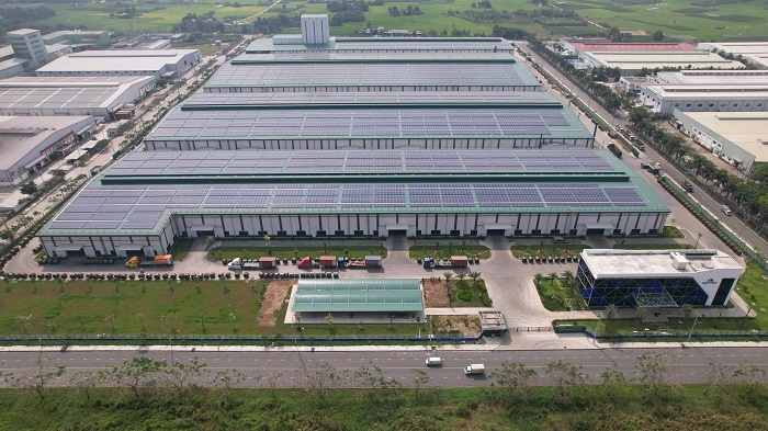Nhà máy ống thép Hòa Phát Long An có công suất 410.000 tấn, được đầu tư hệ thống điện mặt trời áp mái công suất 10 MW, đáp ứng hơn một nửa nhu cầu điện của nhà máy.