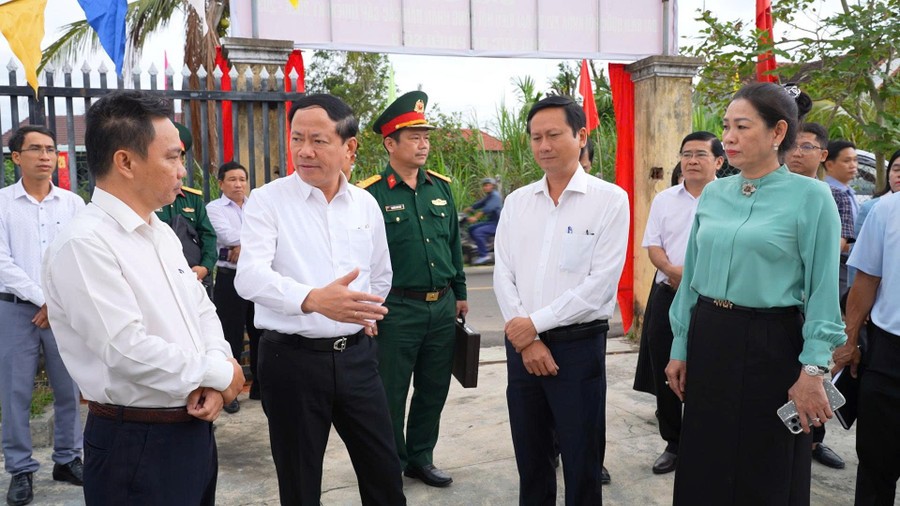 Chủ tịch UBND tỉnh Phạm Anh Tuấn (hàng đầu, thứ 2 từ trái sang) kiểm tra tại khu vực bỏ phiếu số 8 (thôn Chánh Liêm, xã Xuân An). (Nguồn: Báo Gia Lai)