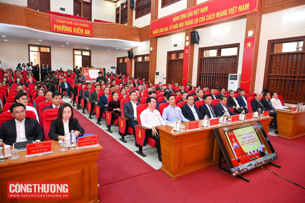 Quyền Bộ trưởng Bộ Công Thương Lê Mạnh Hùng tiếp xúc cử tri tại phường Kiến An, Hải Phòng