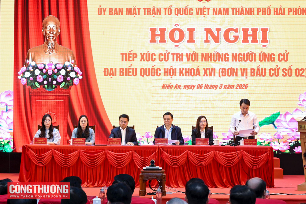 Quyền Bộ trưởng Bộ Công Thương Lê Mạnh Hùng tiếp xúc cử tri tại phường Kiến An, Hải Phòng