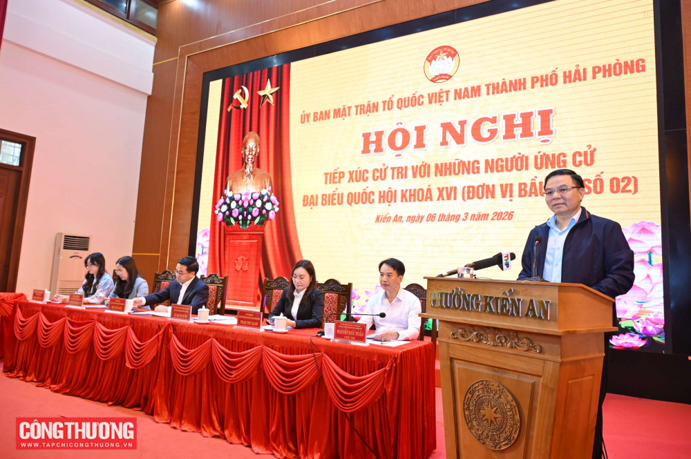 Quyền Bộ trưởng Bộ Công Thương Lê Mạnh Hùng tiếp xúc cử tri tại phường Kiến An, Hải Phòng