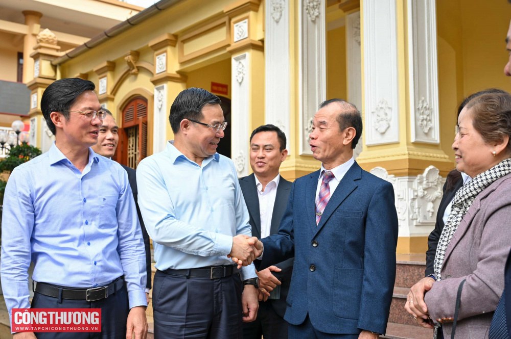 Quyền Bộ trưởng Bộ Công Thương Lê Mạnh Hùng tiếp xúc cử tri tại phường Kiến An, Hải Phòng