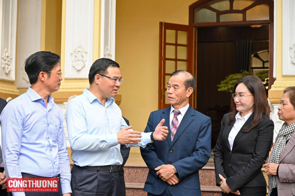 Quyền Bộ trưởng Bộ Công Thương Lê Mạnh Hùng tiếp xúc cử tri tại phường Kiến An, Hải Phòng