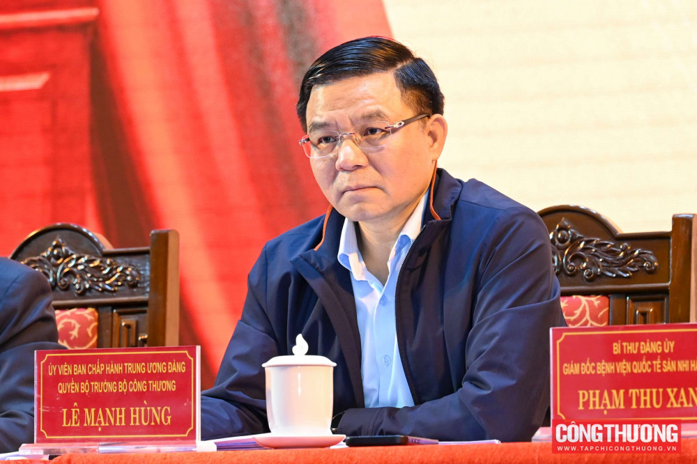 Quyền Bộ trưởng Bộ Công Thương Lê Mạnh Hùng tiếp xúc cử tri tại phường Kiến An, Hải Phòng