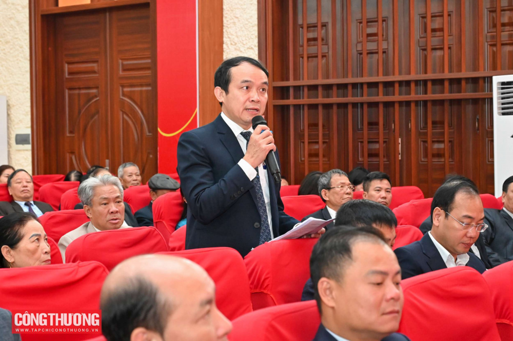 Quyền Bộ trưởng Bộ Công Thương Lê Mạnh Hùng tiếp xúc cử tri tại phường Kiến An, Hải Phòng