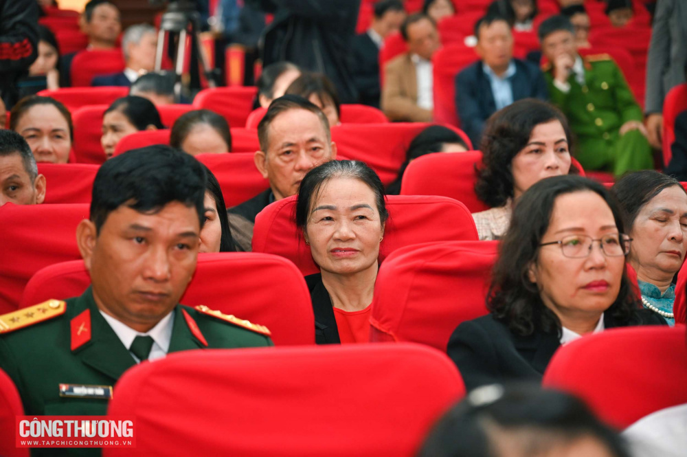 Bày tỏ niềm vui mừng khi đồng chí Lê Mạnh Hùng tham gia ứng cử đại biểu Quốc hội khóa XVI tại đơn vị bầu cử số 2 thành phố Hải Phòng, cử tri phường Kiến An cho biết, chúng tôi ghi nhận tinh thần trách nhiệm, sự tâm huyết của các đồng chí ứng cử viên, trong đó có đồng chí Lê Mạnh Hùng. Cử tri Kiến An tin tưởng, gửi gắm niềm tin vào các ứng cử viên đại biểu Quốc hội và mong rằng, nếu được nhân dân tín nhiệm bầu làm đại biểu Quốc hội, các đồng chí sẽ luôn gần dân, sát dân, lắng nghe và phản ánh trung thực, đầy đủ những ý kiến, kiến nghị chính đáng của cử tri đến Quốc hội và các cơ quan có thẩm quyền. Cử tri phường Kiến An bày tỏ tín nhiệm cao nhất và kỳ vọng người đứng đầu Bộ Công Thương sẽ tích cực tham gia xây dựng để Quốc hội ban hành hệ thống pháp luật đồng bộ, bảo đảm sự vận hành thông suốt của hệ thống chính trị cũng như tháo gỡ những khó khăn, vướng mắc và hỗ trợ địa phương phát triển bứt phá hơn nữa trong kỷ nguyên mới.