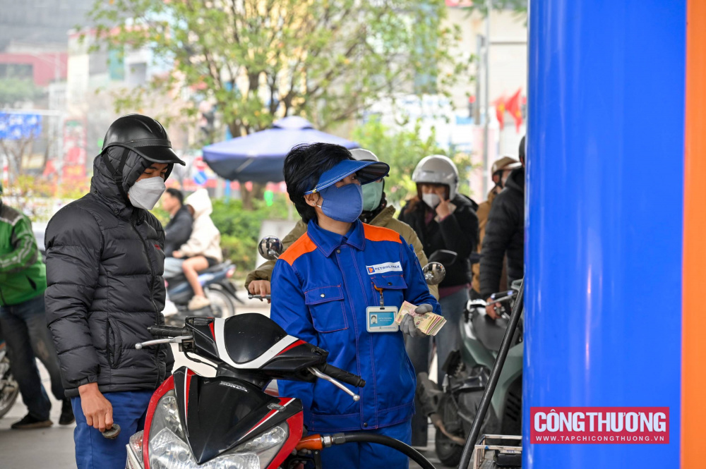 Việc điều hành giá xăng dầu và công bố giá cơ sở xăng dầu được thực hiện sau ngày giá cơ sở xăng dầu tăng từ 7%