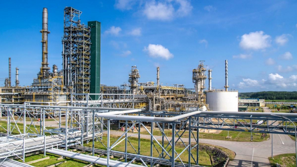 Chính phủ cho phép Petrovietnam và các đơn vị thành viên của Petrovietnam là Công ty Cổ phần Lọc hóa dầu Bình Sơn, Tổng Công ty Dầu Việt Nam được thực hiện mua bán, xuất nhập khẩu dầu thô, nguyên liệu sản xuất xăng dầu