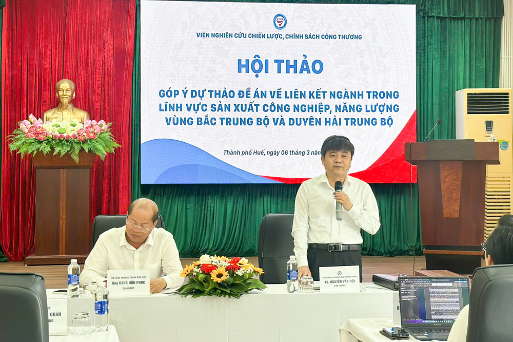  Trao đổi tại hội thảo “Góp ý dự thảo đề án về liên kết ngành trong lĩnh vực sản xuất công nghiệp, năng lượng vùng Bắc Trung Bộ và Duyên hải Trung bộ. Ảnh: Nguyễn Tuấn