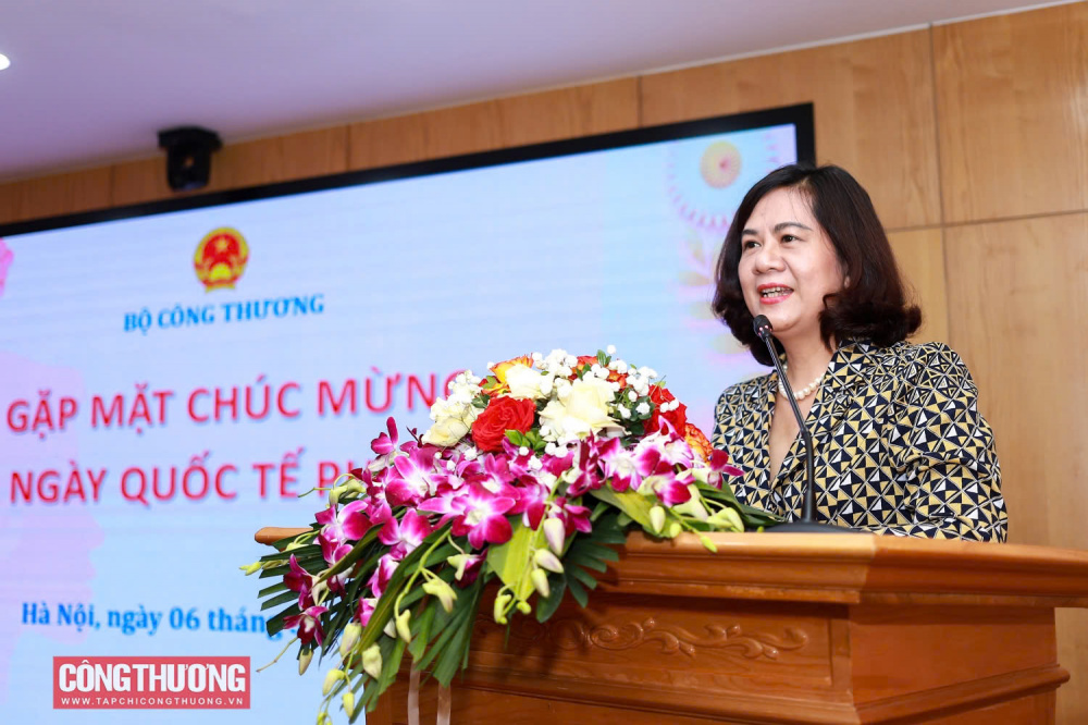 Thay mặt đại diện các đơn vị, Cục trưởng Cục Đổi mới sáng tạo, Chuyển đổi xanh và Khuyến công Nguyễn Thị Lâm Giang gửi lời cảm ơn đến lãnh đạo Bộ đã quan tâm, dành thời gian tổ chức buổi gặp mặt nhân ngày 8/3. Cục trưởng nhấn mạnh, thời gian qua, các chị, em cán bộ, công chức, viên chức, người lao động thuộc Bộ Công Thương đã khẳng định được năng lực cũng như vai trò quan trọng trong lĩnh vực công tác của mình. Trong thời gian tới, Cục trưởng Nguyễn Thị Lâm Giang cho biết sẽ cố gắng hết sức để hoàn thành những nhiệm vụ được giao và đóng góp vào sự phát triển của toàn ngành Công Thương.