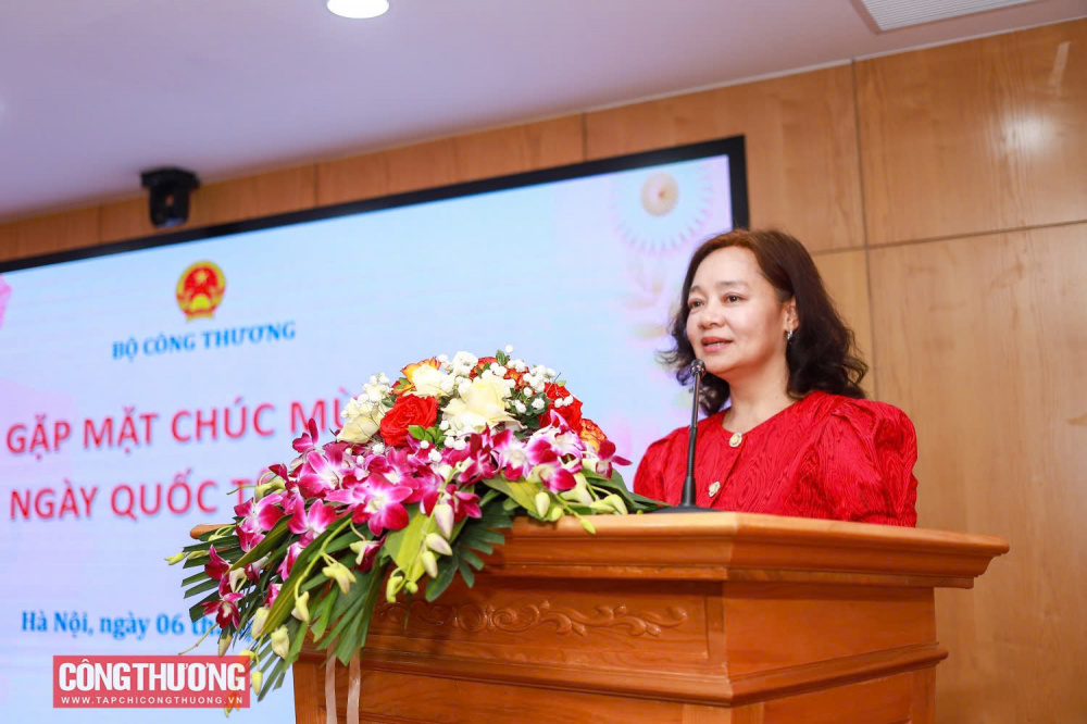 Cục trưởng Cục Đổi mới sáng tạo, Chuyển đổi xanh và Khuyến công Nguyễn Thị Lâm Giang phát biểu tại buổi gặp mặt