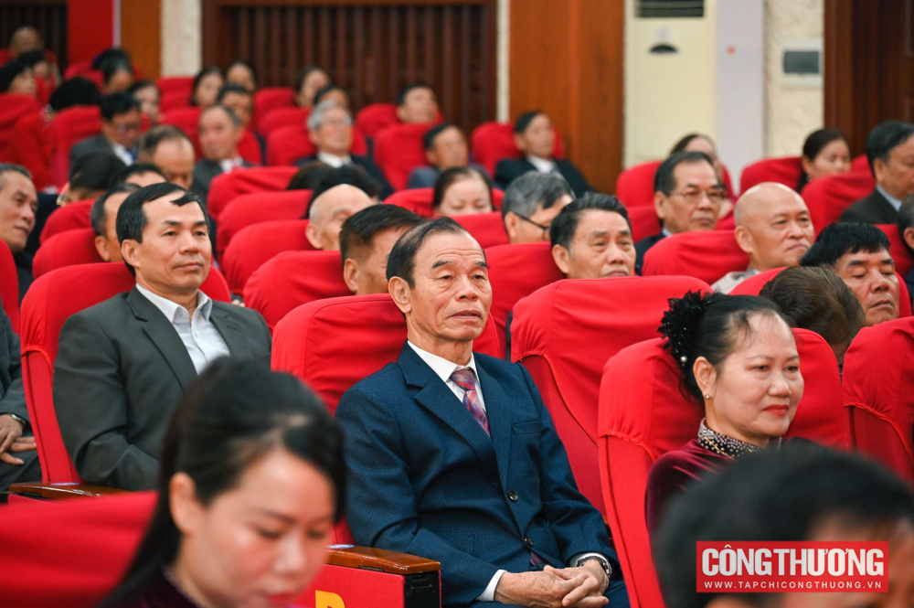 Cử tri tham gia hội nghị tại điểm cầu trung tâm UBND phường Kiến An