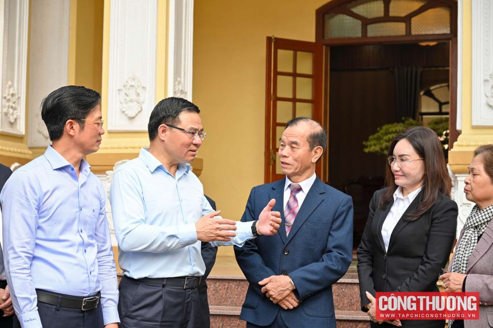 Quyền Bộ trưởng Bộ Công Thương Lê Mạnh Hùng trao đổi với cử tri tại phường Kiến An, TP Hải Phòng