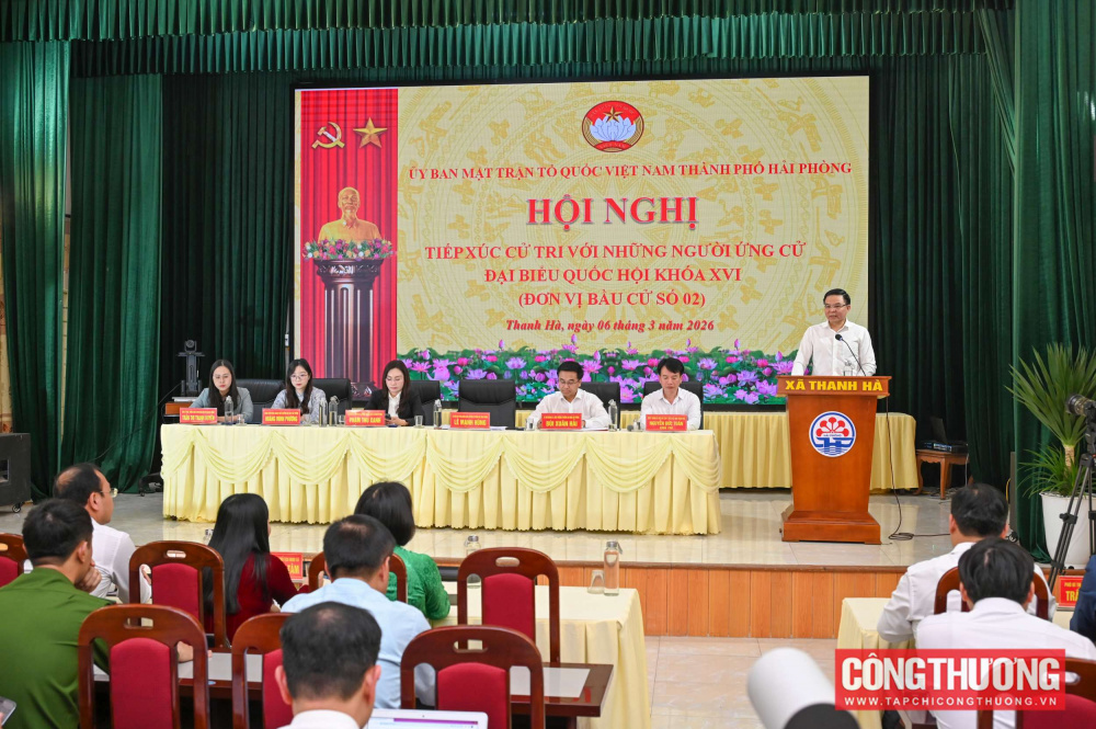 Cử tri tham gia hội nghị tại điểm cầu trung tâm UBND xã Thanh Hà