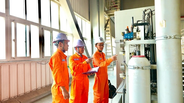 Kỹ sư Công ty EPS thực hiện bảo dưỡng định kỳ các tổ máy tại NMĐ Vĩnh Tân 2