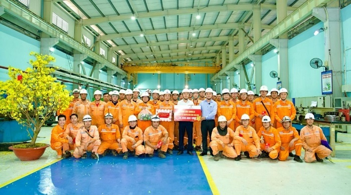 Ông Trần Triết Khoa - Phó Giám đốc, Chủ tịch Công đoàn Công ty EPS chúc tết người lao động tại Trung tâm Điện lực Vĩnh Tân