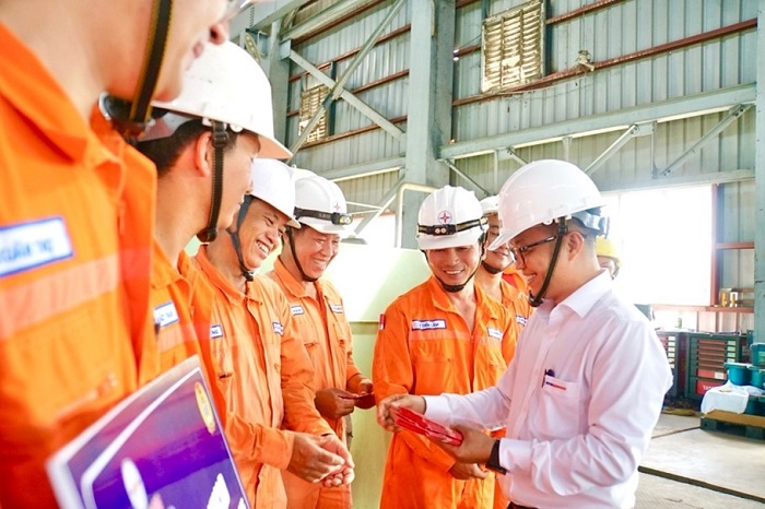 Ông Dương Văn Lễ - Phó Giám đốc Công ty thăm hỏi nhóm công tác thực hiện công trình đại tu tuabin máy phát Nhà máy Vedan