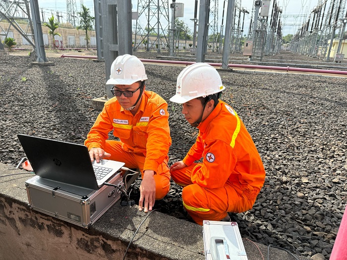 Đội Sửa chữa Thí nghiệm điện 3 thí nghiệm thiết bị tại TBA 500kV Pleiku 2