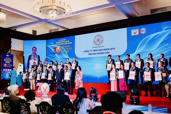 Đại diện Công ty Yến sào Khánh Hòa nhận chứng nhận Hàng Việt Nam chất lượng cao năm 2026