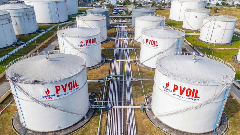 Chính nền tảng sẵn có từ việc triển khai xăng E5 của PVOIL những năm qua đã giúp việc chuyển sang xăng E10 không phải là một bước đứt gãy về công nghệ. Tuy nhiên, theo ông Dũng, điểm khác biệt nằm ở yêu cầu kiểm soát.  Hiện nay, có hai phương thức pha chế chính là in-line và in-tank. Tại Tổng kho Nhà Bè, phương thức chủ yếu là in-line vào bồn. Thay vì pha trộn và xuất ngay, xăng E10 được đưa vào bồn với khối lượng lớn, từ 5.000 đến 10.000 m³, để đảm bảo độ đồng nhất. Cách làm này giúp đảm bảo chất lượng sản phẩm ổn định tuyệt đối.