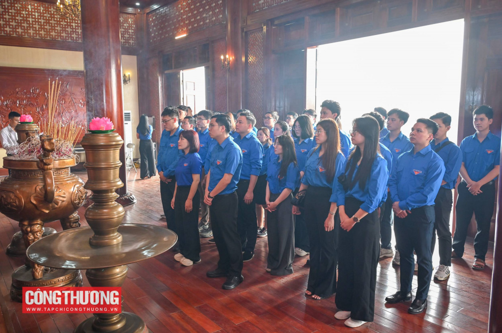 Dâng hương tại Di tích lịch sử quốc gia Lễ đài Sân vận động thành phố Yên Bái