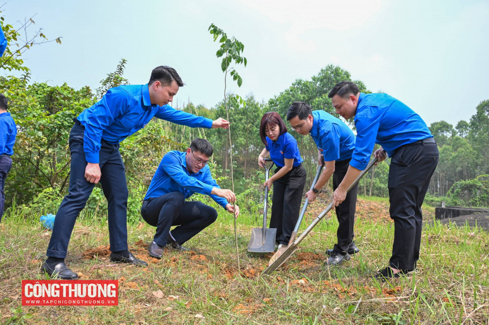 Đoàn Thanh niên Bộ Công Thương, Đoàn Thanh niên Công ty TNHH MTV Vận hành hệ thống điện và yhị trường điện Quốc gia (NSMO) đã phối hợp cùng Đoàn Thanh niên Công ty Cổ phần Thủy điện Thác Bà tổ chức chuỗi hoạt động ý nghĩa tại tỉnh Lào Cai.