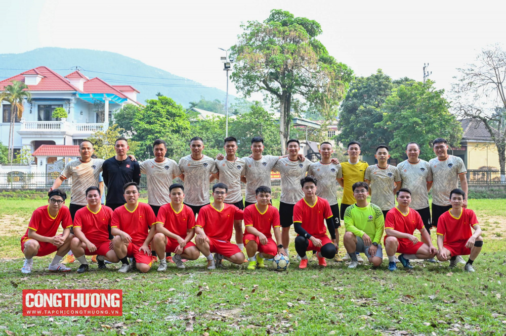 Phát huy tinh thần tình nguyện vì môi trường, các đơn vị đã tổ chức trồng cây xanh tại khu vực hồ Thủy điện Thác Bà, hưởng ứng Tết trồng cây, góp phần cải thiện cảnh quan sinh thái và lan tỏa thông điệp sống xanh, phát triển bền vững. Đây cũng là hoạt động thiết thực gắn với định hướng chuyển đổi xanh của ngành Công Thương trong giai đoạn hiện nay.