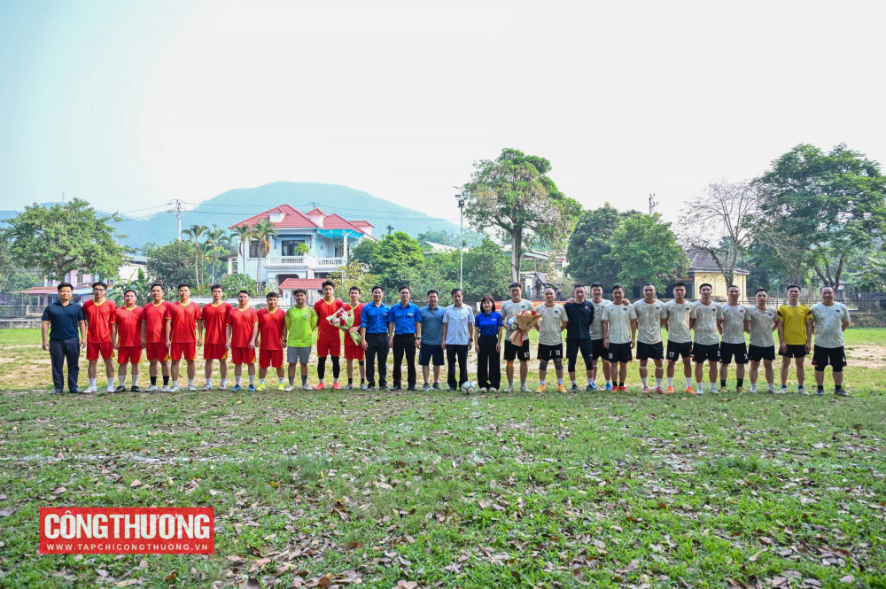 Phát huy tinh thần tình nguyện vì môi trường, các đơn vị đã tổ chức trồng cây xanh tại khu vực hồ Thủy điện Thác Bà, hưởng ứng Tết trồng cây, góp phần cải thiện cảnh quan sinh thái và lan tỏa thông điệp sống xanh, phát triển bền vững. Đây cũng là hoạt động thiết thực gắn với định hướng chuyển đổi xanh của ngành Công Thương trong giai đoạn hiện nay.