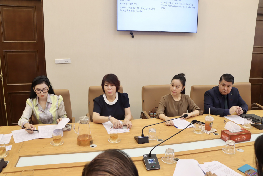 ông Trần Hữu Linh, Cục trưởng Cục Quản lý và Phát triển thị trường trong nước nhấn mạnh: phát triển outlet và cửa hàng miễn thuế không chỉ là mở rộng kênh phân phối, mà còn là bước chuyển dịch quan trọng sang hệ sinh thái bán lẻ hiện đại, tạo lan tỏa sang logistics, du lịch và dịch vụ.