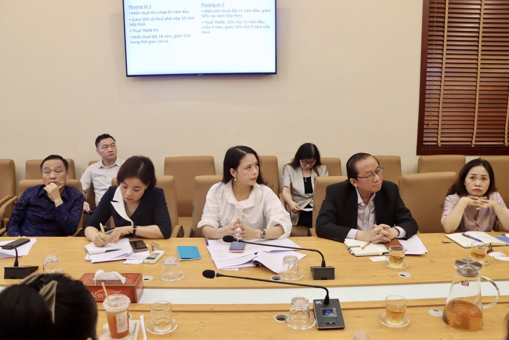 ông Trần Hữu Linh, Cục trưởng Cục Quản lý và Phát triển thị trường trong nước nhấn mạnh: phát triển outlet và cửa hàng miễn thuế không chỉ là mở rộng kênh phân phối, mà còn là bước chuyển dịch quan trọng sang hệ sinh thái bán lẻ hiện đại, tạo lan tỏa sang logistics, du lịch và dịch vụ.