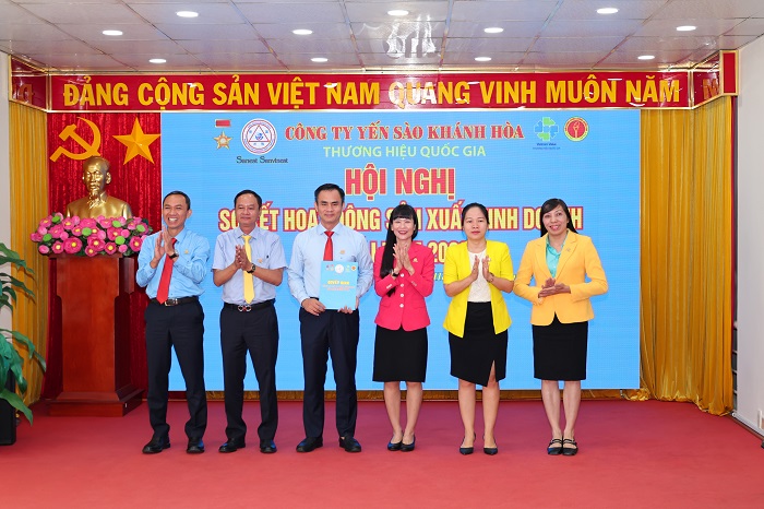 Đồng chí Trịnh Thị Hồng Vân, Chủ tịch HĐTV Công ty Yến sào Khánh Hòa trao thưởng cho lãnh đạo có nhiều đóng góp trong việc hoàn thành các chỉ tiêu sản xuất, kinh doanh quý I/2026 của công ty