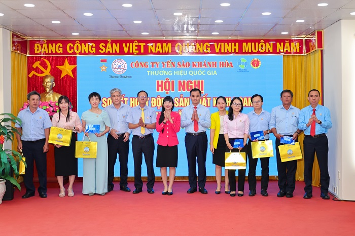 Lãnh đạo Công ty Yến sào Khánh Hòa trao thưởng cho các tập thể, cá nhân có thành tích xuất sắc trong sản xuất, kinh doanh quý I/2026