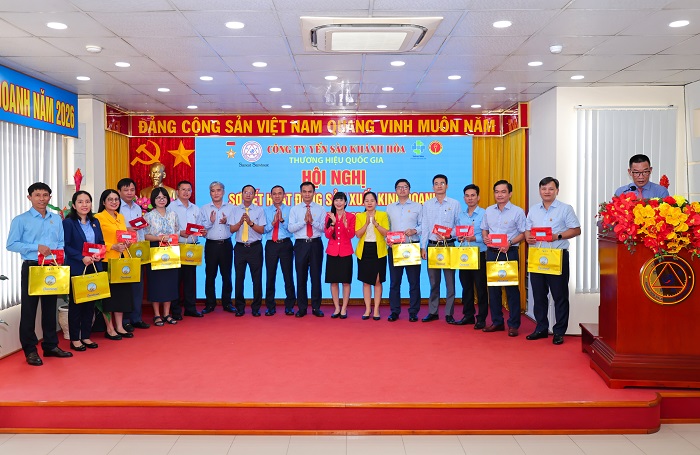 Lãnh đạo Công ty Yến sào Khánh Hòa trao thưởng cho các tập thể, cá nhân có thành tích xuất sắc trong sản xuất, kinh doanh quý I/2026