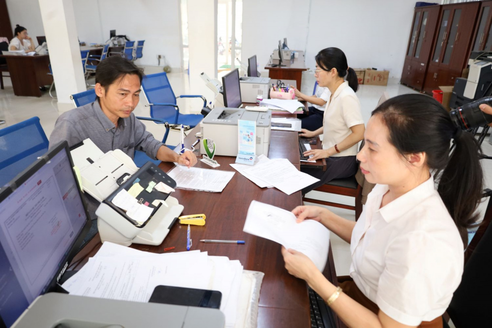 Doanh nghiệp làm thủ tục tại quầy tiếp nhận của Sở Công Thương thuộc Trung tâm Phục vụ hành chính công tỉnh Đắk Lắk