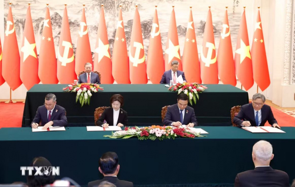 ký kết văn kiện hợp tác