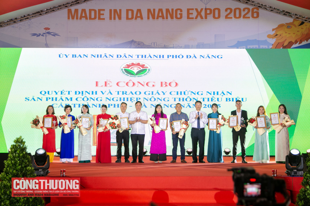 Ban tổ chức đã trao Chứng nhận 22 sản phẩm, bộ sản phẩm công nghiệp nông thôn tiêu biểu cấp thành phố năm 2025