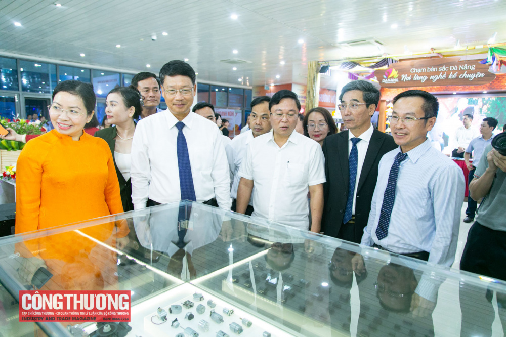 Các đại biểu tham quan gian hàng tại Triển lãm